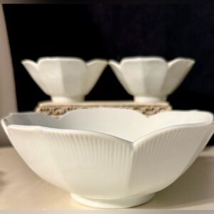 White lotus serving bowls. 8” serving bowl & 2 4,5” bowls.